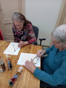 Пожилые постояльцы рисуют пейзаж в пансионате "Ялта - Петровская Мельница"