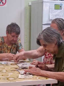 Арт-терапия в пансионате "Ялта - Петергоф". Пожилые рисуют пейзажи