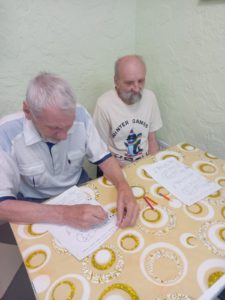 Логические раскраски руками пожилых в пансионате "Ялта - Петергоф"