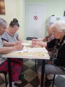 Логические раскраски руками пожилых в пансионате "Ялта - Петергоф"