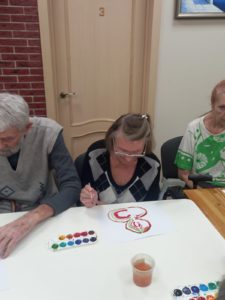 Творческое занятие с пожилыми "Монотипия" в пансионатах "ЯЛТА"