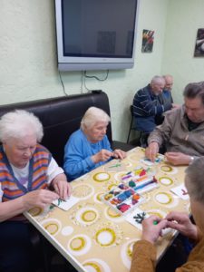 Творческое занятие "Пластилинография" с пожилыми постояльцами в пансионате "Ялта - Петергоф"