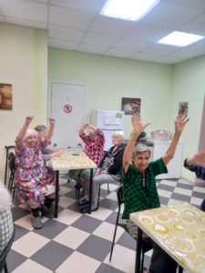 Творческое занятие "Пластилинография" с пожилыми постояльцами в пансионате "Ялта - Петергоф"