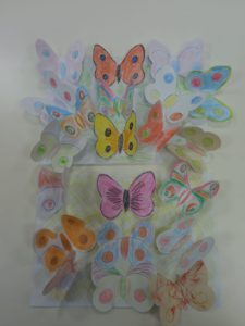 Композиция из разноцветных бабочек в творческой групповой работе