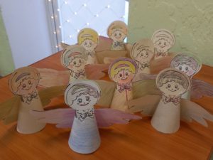 Создание ангела из бумаги руками пожилых в пансионате Ялта