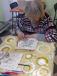 Новогодняя раскраска руками пожилых в пансионате "Ялта - Петергоф"