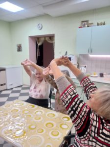Новогодняя раскраска руками пожилых в пансионате "Ялта - Петергоф"