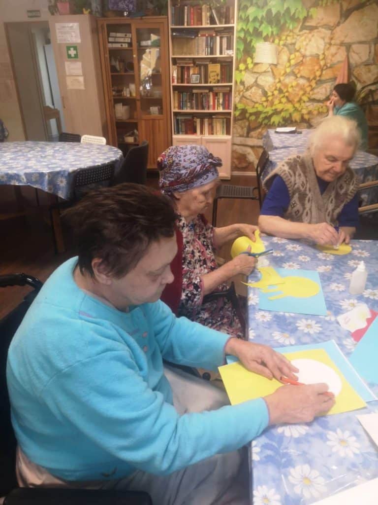 Открытки руками пожилых постояльцев пансионата "Ялта - Шоссе Революции" для детей в хоспис