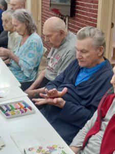 Занятия с пожилыми по пластилинографии в пансионатах "Ялта"