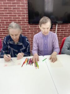 Свободный рисунок руками пожилых и загадки в пансионатах "Ялта"