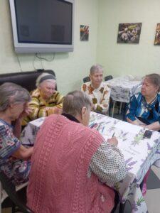 Творческое занятие «Сказочник» в пансионате пожилых «Ялта»