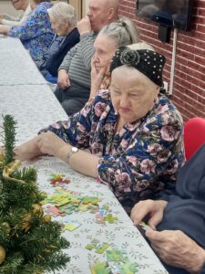 Открытка «Снеговик» руками пожилых людей в пансионате «Ялта»