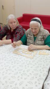 Новогодние рисунки руками пожилых в пансионате «Ялта»