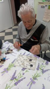Новогодние рисунки руками пожилых в пансионате «Ялта»