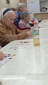 Весенняя викторина и праздничная открытка руками пожилых в пансионате «Ялта»