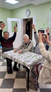 Весенняя викторина и праздничная открытка руками пожилых в пансионате «Ялта»