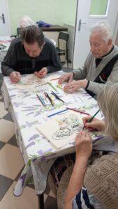 Раскраска руками пожилых в пансионате «Ялта»