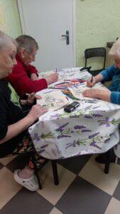 Раскраска руками пожилых в пансионате «Ялта»